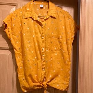 Woman’s Old Navy cute tie shirt with daisies on it